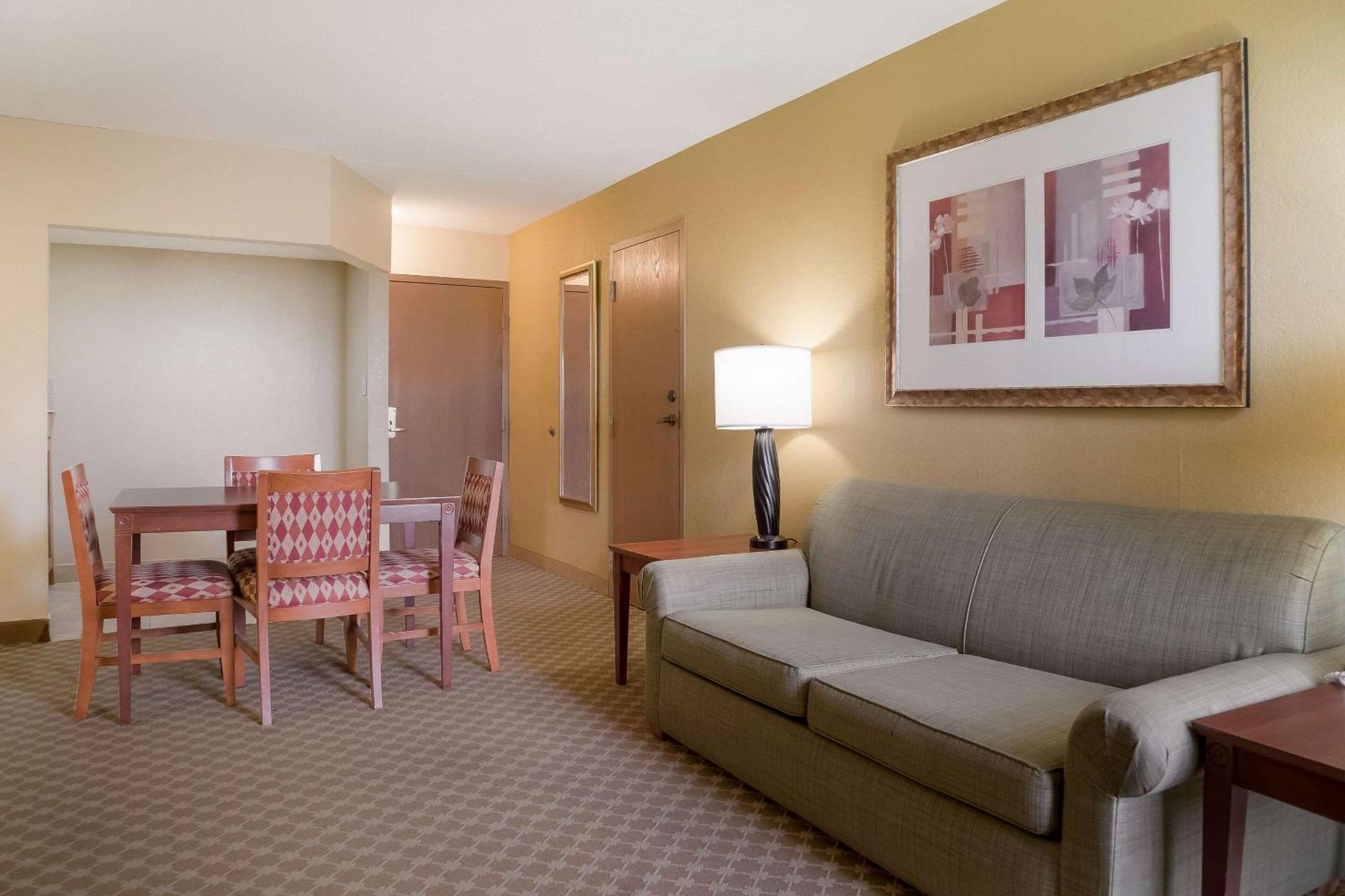 Quality Inn & Suites Сагино Экстерьер фото