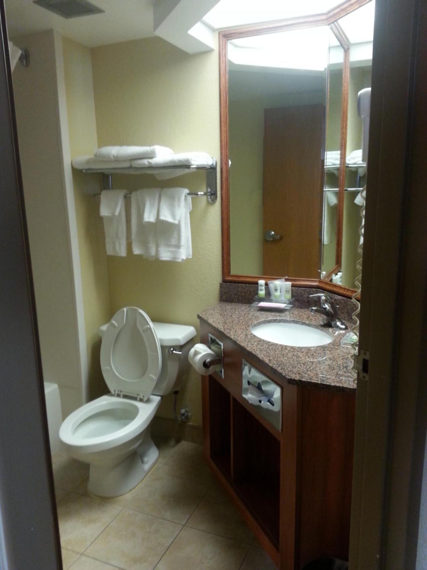 Quality Inn & Suites Сагино Экстерьер фото
