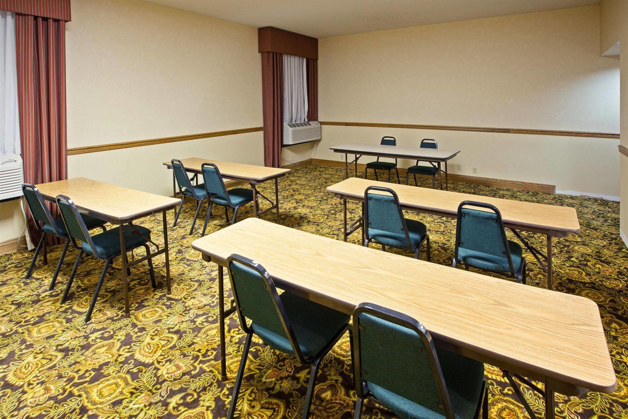Quality Inn & Suites Сагино Бизнес фото